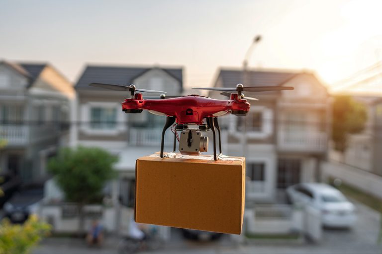 Com liberação da ANAC, drones passam a entregar encomendas e revolucionam logística