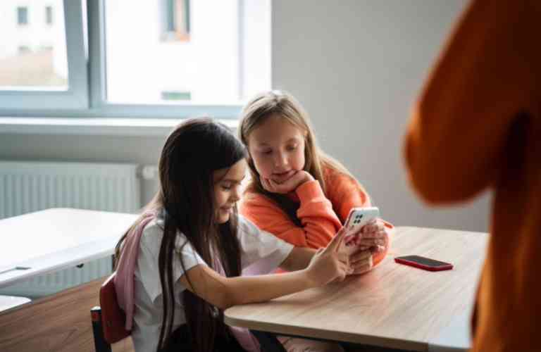 Lei que proíbe uso de celulares nas escolas em SP é sancionada: conheça os prós e contras