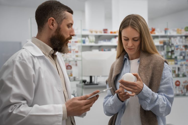 A permissão da prescrição de medicamentos por farmacêuticos no Brasil vira batalha jurídica