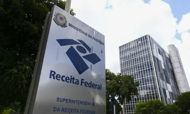 Receita Federal retoma exigência de declaração de fintechs após operações contra o crime organizado