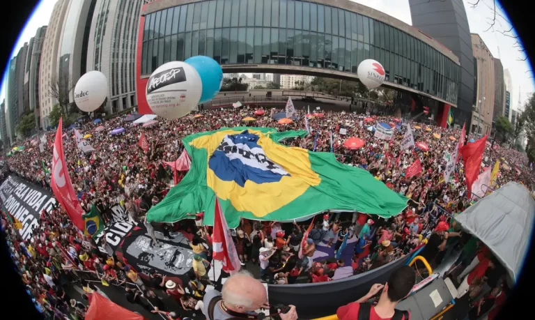 São Paulo reúne cerca de 42 mil pessoas em ato contra PEC da Blindagem e anistia