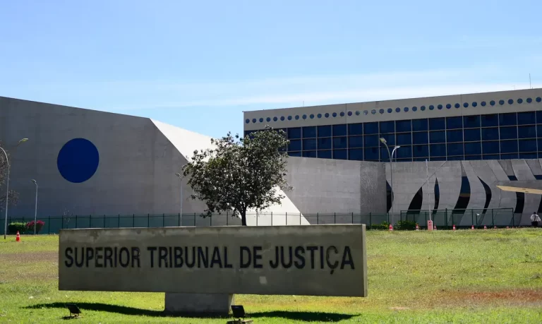 Plano de saúde deve cobrir emergência em cirurgia estética, decide STJ