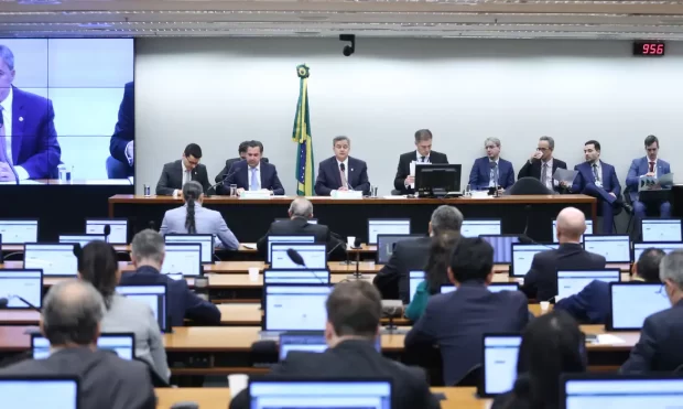 Congresso aprova Orçamento de 2025 com três meses de atraso