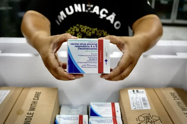 Governo inicia distribuição nacional da vacina contra vírus sincicial respiratório pelo SUS
